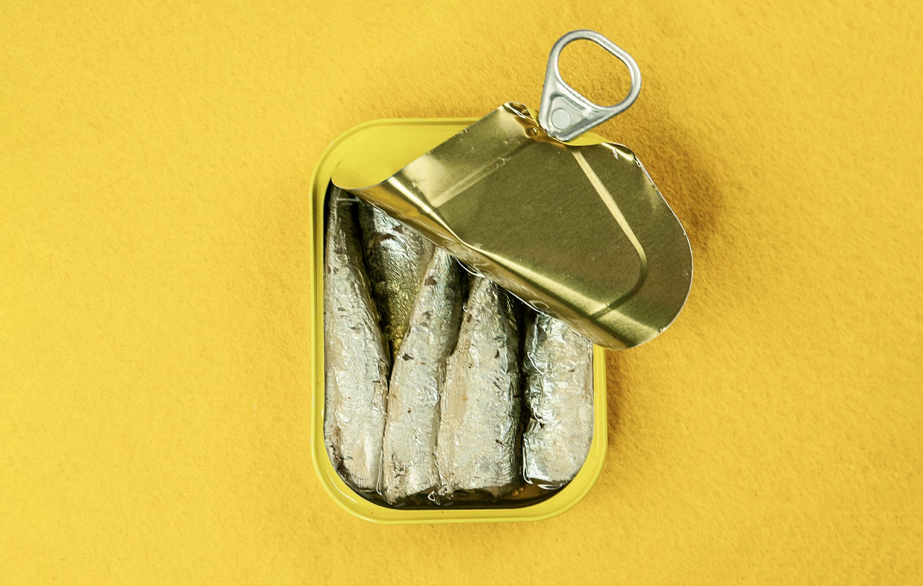 A five-minute high-protein lunch — wild sardines, ripe avocado, raw onion, lemon, and olive oil. Cheap, ancestral, omega-3 dense.